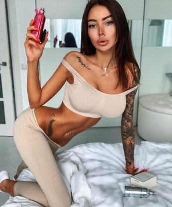 Мои услуги покорят тебя своим разнообразием и страстностью 💋 Я готова погрузиться в твои фантазии и сделать все, чтобы ты получил незабываемые эмоции. У меня есть фото, чтобы ты мог оценить мою красоту и обворожительную фигуру, но лучше всего увидеть меня вживую 😉 У меня множество положительных отзывов, которые говорят о моей непревзойденной мастерстве и индивидуальном подходе к каждому клиенту. Позволь себе насладиться нашей встречей в Москве и я обещаю, что ты не пожалеешь! 🌟 Хрюшечка